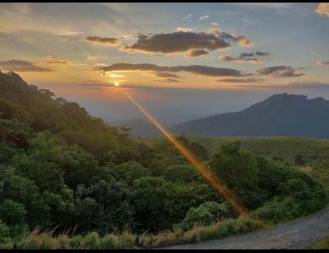 Alpine Aura Villa Vagamon Luaran gambar